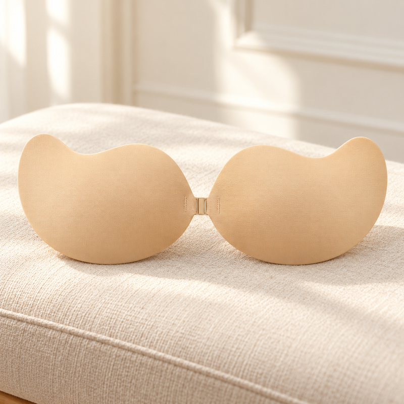 Reggiseno adesivo nudo appoggiato su una panca color crema