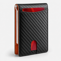 Portafoglio slim RFID effetto carbonio — angolo laterale con fermasoldi