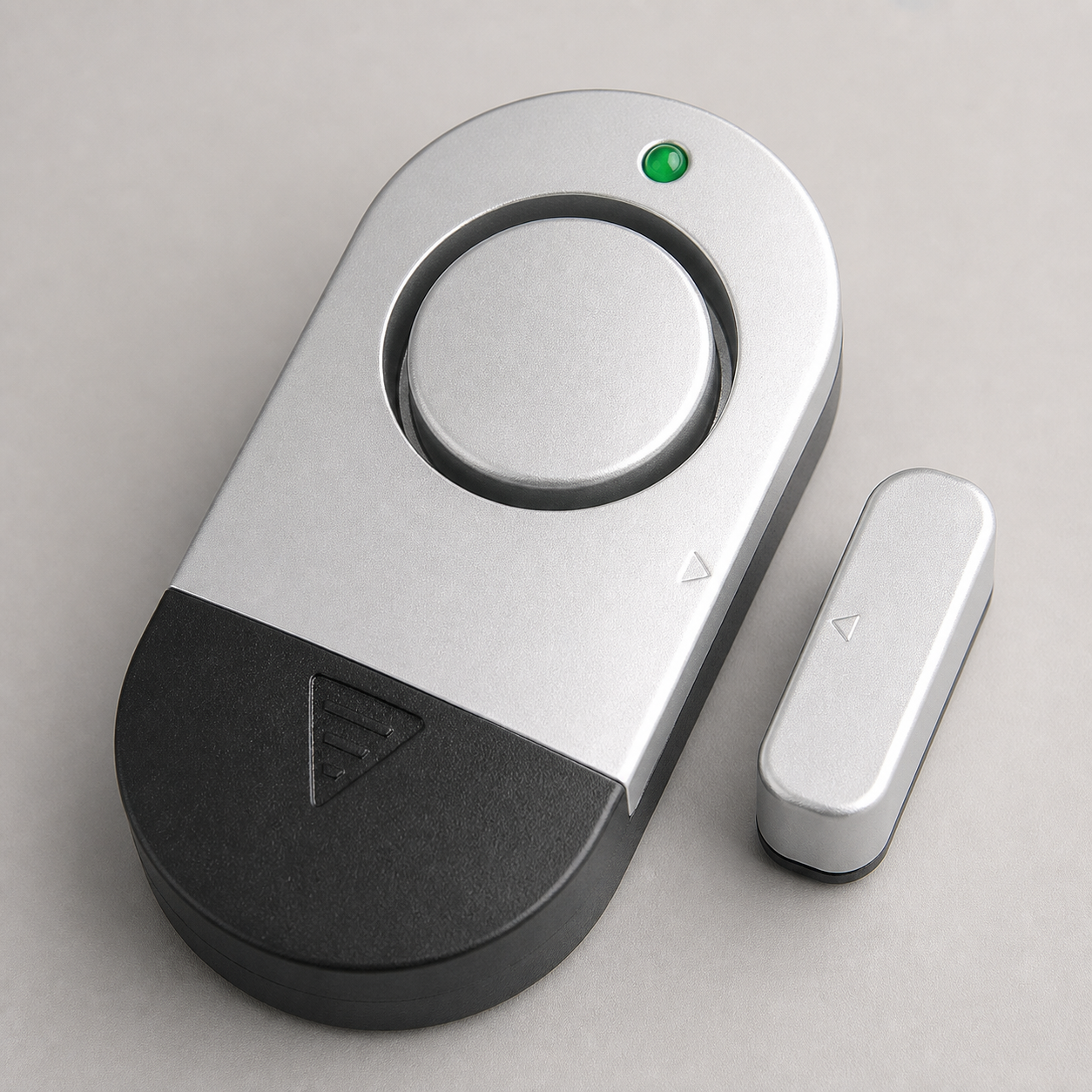 Dettaglio del sensore magnetico per porte e finestre con indicatore verde