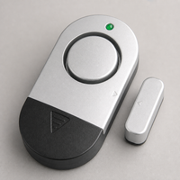 Dettaglio del sensore magnetico per porte e finestre con indicatore verde