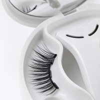 Dettaglio delle ciglia magnetiche Soft Natural e applicatore