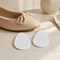 Cuscinetti adesivi per avampiede accanto a una scarpa bassa