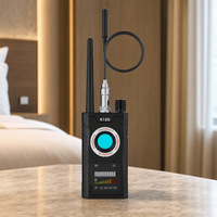 Rilevatore di microspie in una camera d'hotel, contesto pulito