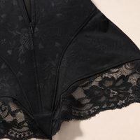 Dettaglio tessuto jacquard e bordo in pizzo dei pantaloncini modellanti