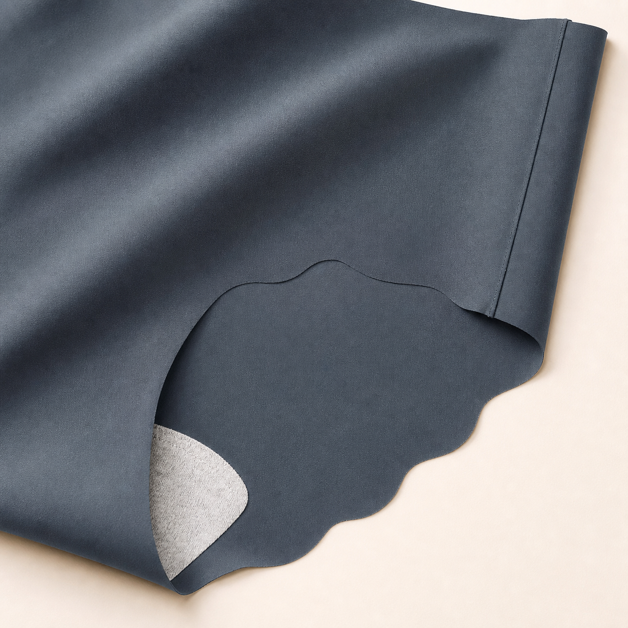 Dettaglio tessuto ice-silk, bordo sottile e tassello traspirante