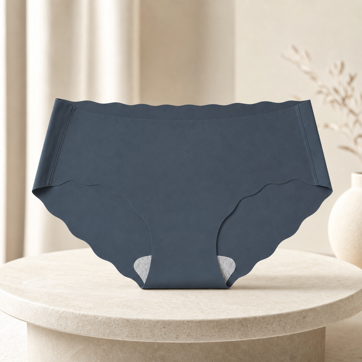 Slip invisibili antracite in scena e-commerce elegante