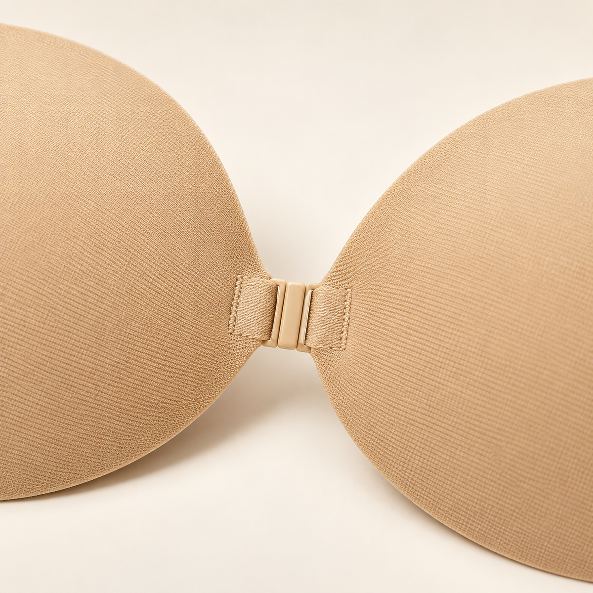 Dettaglio della chiusura frontale e del tessuto del reggiseno adesivo
