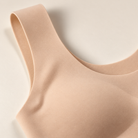 Dettaglio della spallina larga e del tessuto liscio del reggiseno posturale