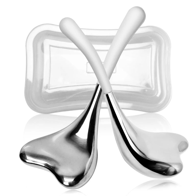 Cold Kit Pro in acciaio con gua sha e ice roller su sfondo bianco