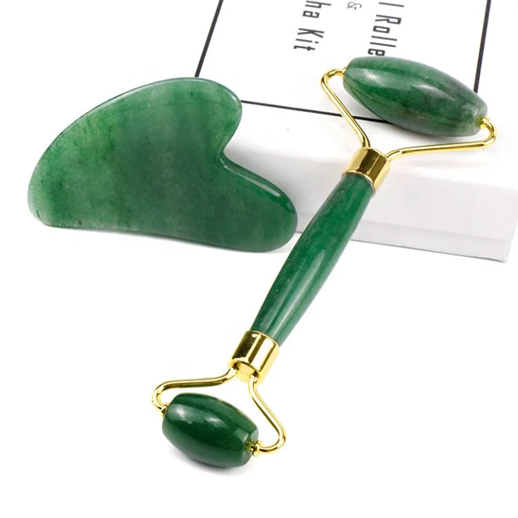 Set jade roller e gua sha verde con dettagli dorati