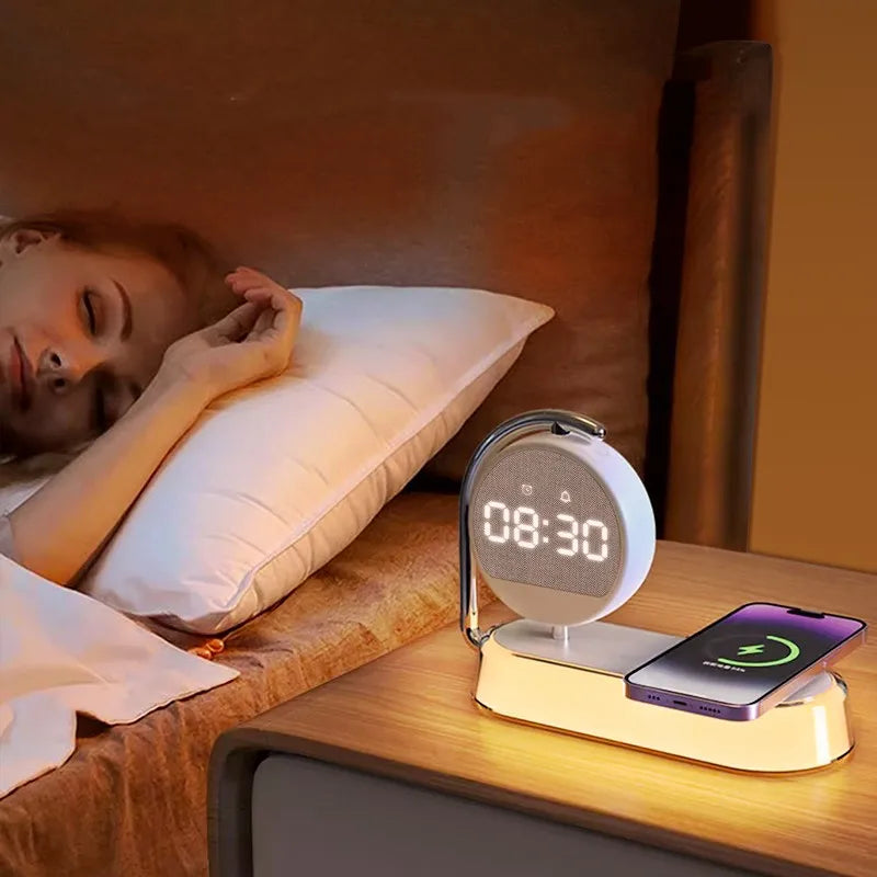 Lampada da Comodino 3-in-1 con Ricarica Wireless — Sveglia LED e Luce Soffusa