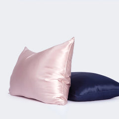 Federa in seta di gelso rosa e blu su sfondo pulito