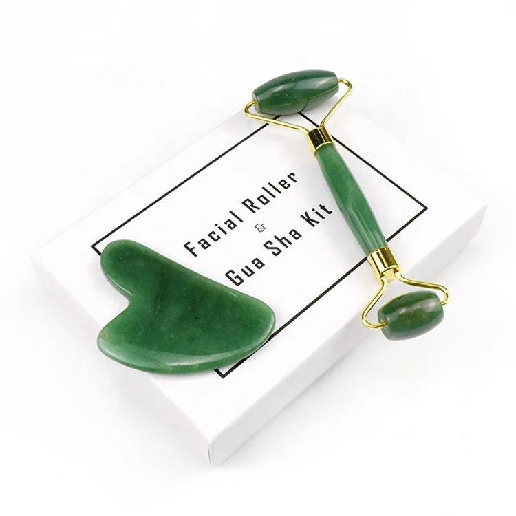 Set gua sha e face roller verde nella confezione regalo