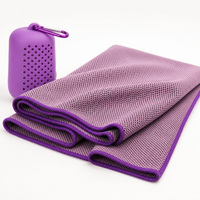 Asciugamano raffreddante sport in microfibra viola con custodia moschettone