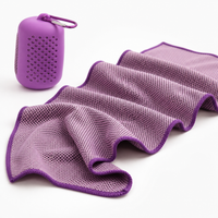 Asciugamano rinfrescante sportivo in mesh visto da angolazione premium
