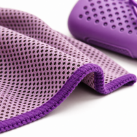 Dettaglio mesh: microfibra traspirante e bordo cucito