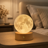 Lampada luna 3D con base in legno e luce soffusa - vista angolata