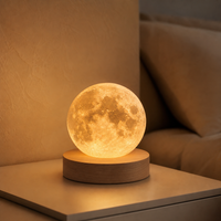 Lampada luna 3D su comodino moderno con luce calda