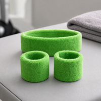 Set fascia e polsini assorbi-sudore in scena fitness pulita