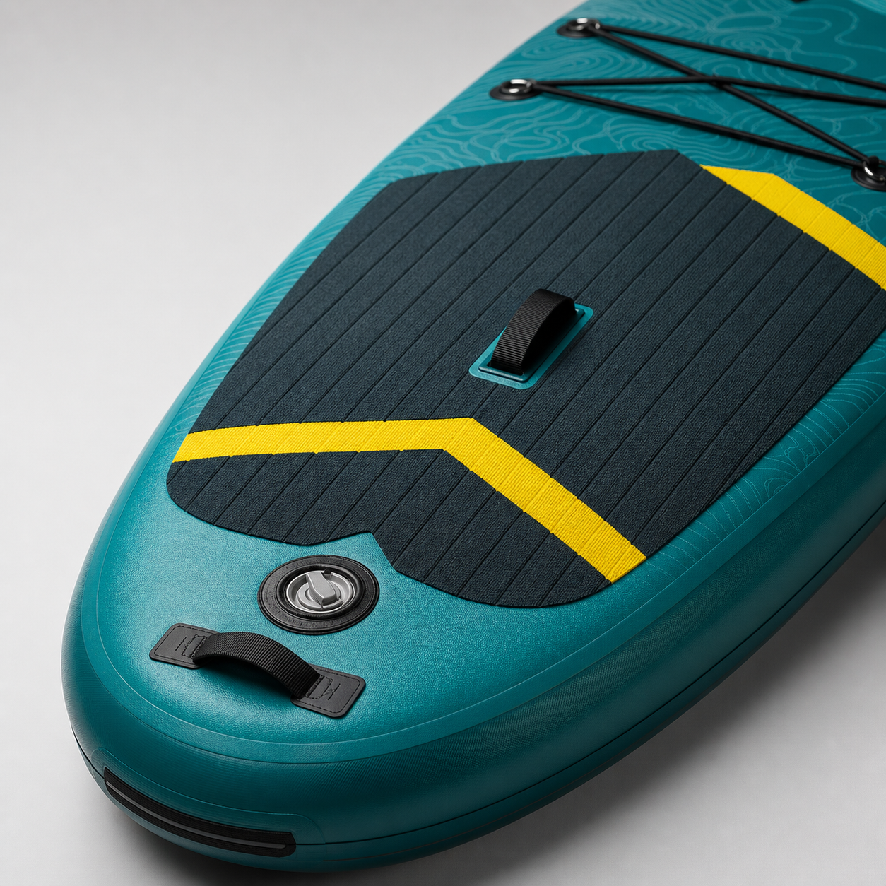 Dettaglio deck pad e corde elastiche del SUP verde