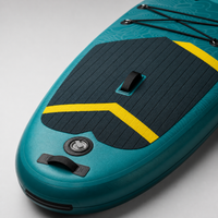 Dettaglio deck pad e corde elastiche del SUP verde