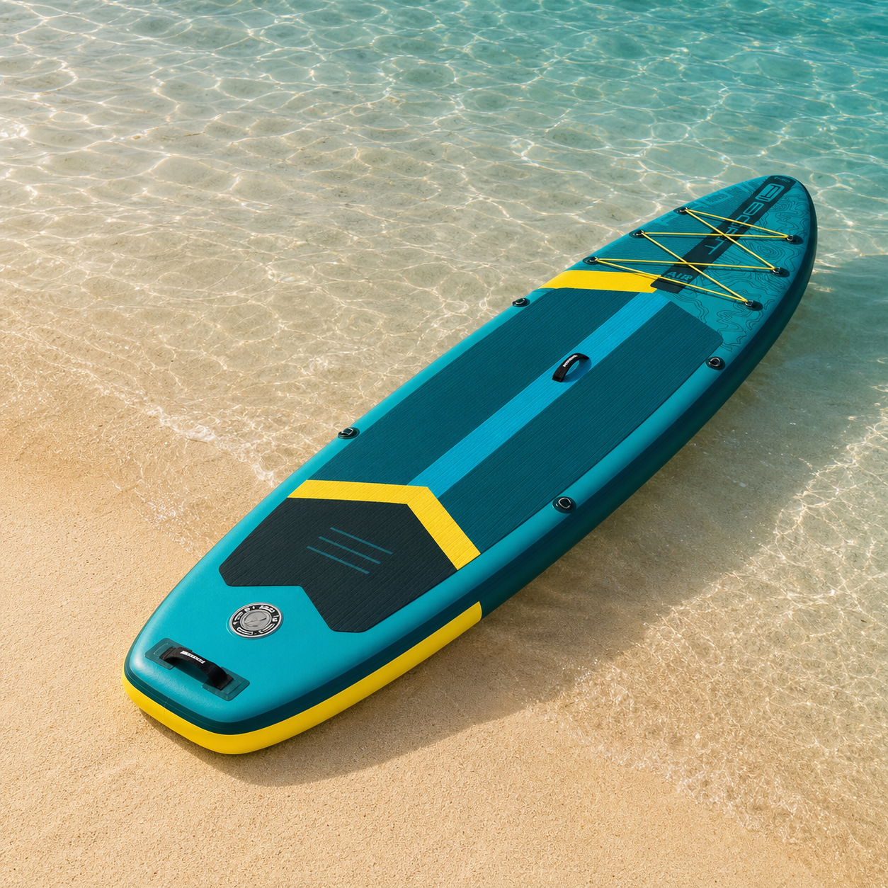 SUP gonfiabile verde su spiaggia mediterranea pulita