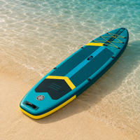 SUP gonfiabile verde su spiaggia mediterranea pulita